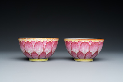 Paire de bols 'lotus' en porcelaine de Chine famille rose, marque et &eacute;poque de Guangxu