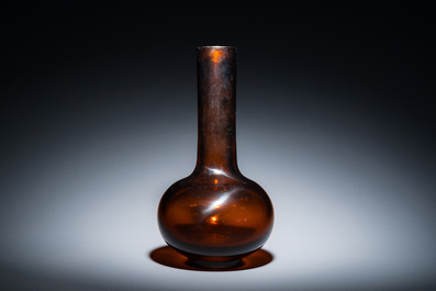 Rare vase de forme bouteille en verre de P&eacute;kin de couleur ambre translucide, Chine, marque et &eacute;poque de Qianlong