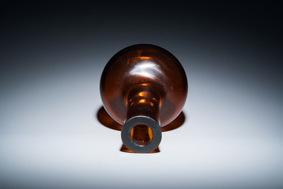 Rare vase de forme bouteille en verre de P&eacute;kin de couleur ambre translucide, Chine, marque et &eacute;poque de Qianlong