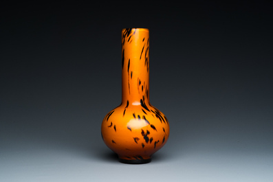 Vase de forme bouteille en verre de P&eacute;kin de couleur ambre tachet&eacute;, Chine, marque et &eacute;poque de Xianfeng