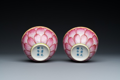 Paire de bols 'lotus' en porcelaine de Chine famille rose, marque et &eacute;poque de Guangxu
