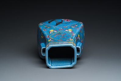 Vase de forme 'fanghu' en porcelaine de Chine famille rose sur fond bleu, marque et &eacute;poque de Guangxu