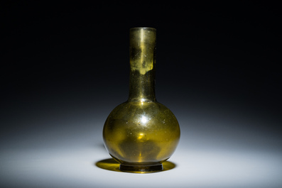 Rare vase de forme bouteille en verre de P&eacute;kin de couleur vert translucide, Chine, marque et &eacute;poque de Qianlong