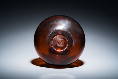 Rare vase de forme bouteille en verre de P&eacute;kin de couleur ambre translucide, Chine, marque et &eacute;poque de Qianlong