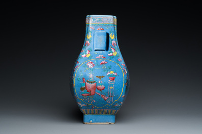 Vase de forme 'fanghu' en porcelaine de Chine famille rose sur fond bleu, marque et &eacute;poque de Guangxu