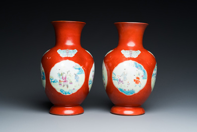 Een paar Chinese famille rose vazen met medaillons met spelende jongens op koraalrode fondkleur, 18/19e eeuw
