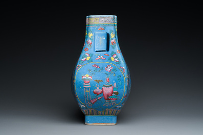 Vase de forme 'fanghu' en porcelaine de Chine famille rose sur fond bleu, marque et &eacute;poque de Guangxu