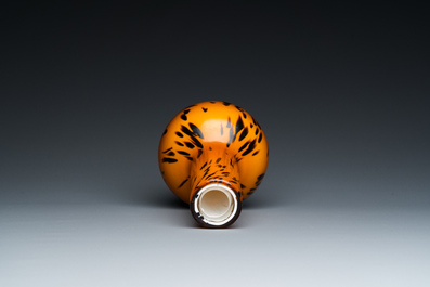 Vase de forme bouteille en verre de P&eacute;kin de couleur ambre tachet&eacute;, Chine, marque et &eacute;poque de Xianfeng