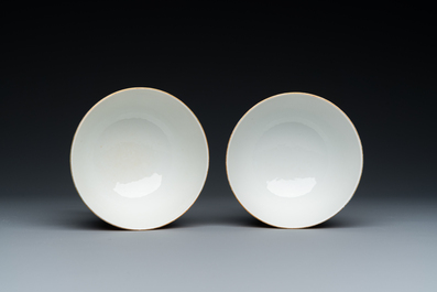 Paire de bols 'lotus' en porcelaine de Chine famille rose, marque et &eacute;poque de Guangxu