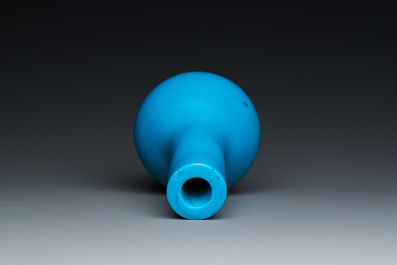 Vase de forme bouteille en verre de P&eacute;kin bleu turquoise, Chine, marque et &eacute;poque de Qianlong