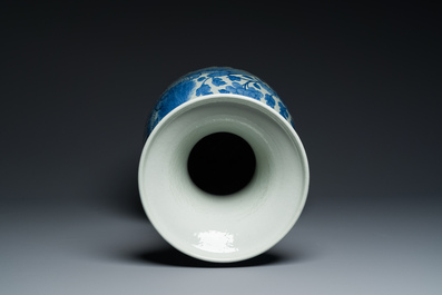 Grand vase en porcelaine de Chine en bleu et blanc &agrave; d&eacute;cor de ph&eacute;nix et pivoines, 19&egrave;me