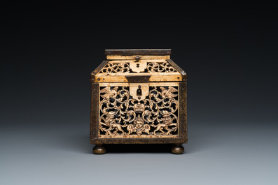 Coffret en os de morse r&eacute;ticul&eacute; aux montures en laiton, Kholmogory, Russie, 17&egrave;me