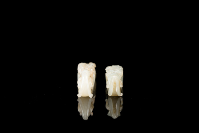 Twee Chinese riemhaken in witte jade, Qing