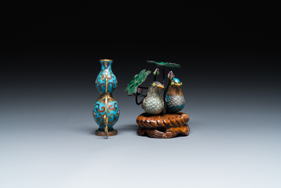 Een Chinese cloisonn&eacute; kalebasvaas en een groep met twee eenden in email en zilver, 19/20e eeuw