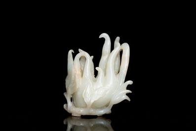 Main de Bouddha en jade blanc sculpt&eacute; sur socle en bois, Chine, Qing