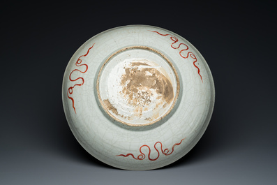 Important plat en porcelaine de Chine dite de Swatow &agrave; inscription islamique en rouge de fer et &eacute;mail vert, Ming