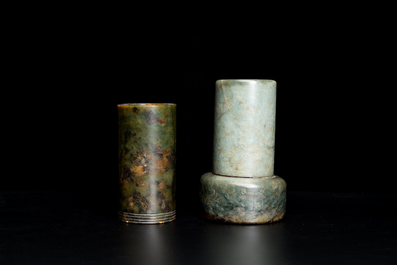 Twee Chinese jade penselenbekers, Qing