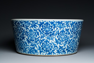 Impressionnant bassin en porcelaine de Chine en bleu et blanc &agrave; d&eacute;cor de rinceaux floraux, Kangxi