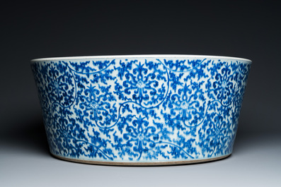 Impressionnant bassin en porcelaine de Chine en bleu et blanc &agrave; d&eacute;cor de rinceaux floraux, Kangxi