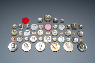 44 badges de portrait de Mao, dont un en porcelaine, R&eacute;volution Culturelle