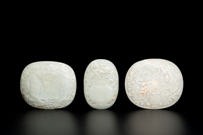 Vijf Chinese riemornamenten in witte jade, Qing