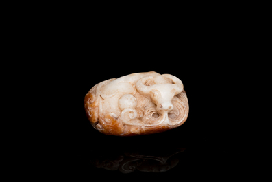 Een Chinese witte en roestkleurige jade hanger in de vorm van een buffel, 19e eeuw