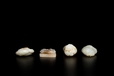 Vier Chinese snijwerken in witte en celadon jade, Qing/Republiek