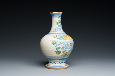 Een zeldzame polychrome Antwerpse majolica apothekersfles met opschrift AQ DE ENDIV, midden 16e eeuw
