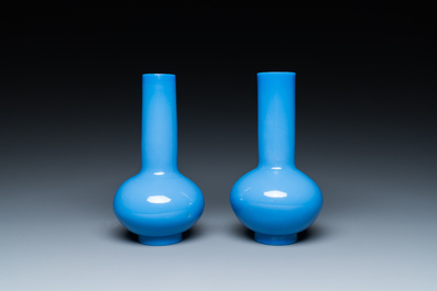 Een paar Chinese turquoise-blauwe flesvormige vazen in Peking glas, Qing