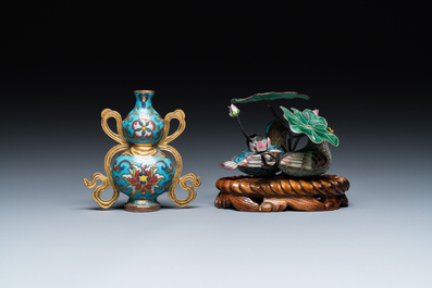 Een Chinese cloisonn&eacute; kalebasvaas en een groep met twee eenden in email en zilver, 19/20e eeuw