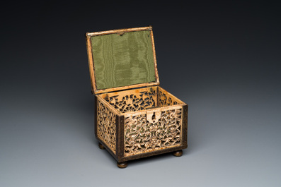 Coffret en os de morse r&eacute;ticul&eacute; aux montures en laiton, Kholmogory, Russie, 17&egrave;me
