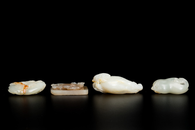 Vier Chinese snijwerken in witte en celadon jade, Qing/Republiek