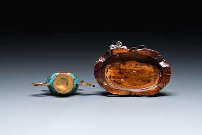 Een Chinese cloisonn&eacute; kalebasvaas en een groep met twee eenden in email en zilver, 19/20e eeuw