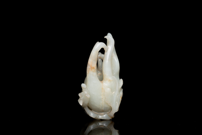 Main de Bouddha en jade blanc sculpt&eacute; sur socle en bois, Chine, Qing