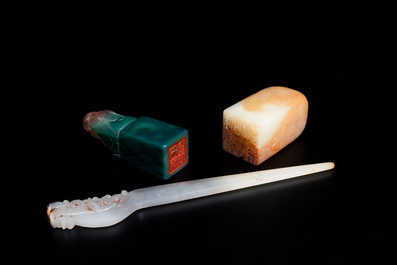 Une &eacute;pingle &agrave; cheveux en jade blanc et deux sceaux en jade, Chine, Qing