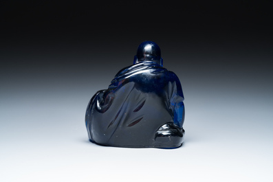 Bouddha rieur en verre bleu de P&eacute;kin assis sur un socle en bois, Chine, 19&egrave;me