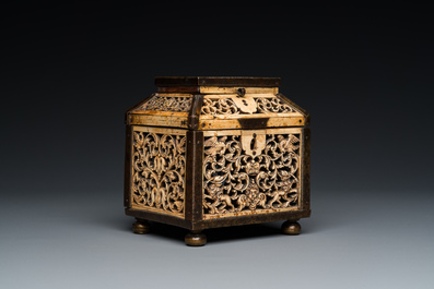 Coffret en os de morse r&eacute;ticul&eacute; aux montures en laiton, Kholmogory, Russie, 17&egrave;me