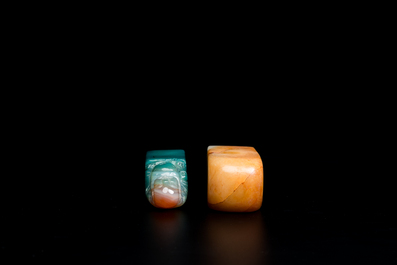 Une &eacute;pingle &agrave; cheveux en jade blanc et deux sceaux en jade, Chine, Qing