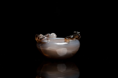 Pot &agrave; eau en agate aux lions bouddhistes sur socle en bois sculpt&eacute;, Chine, 19&egrave;me