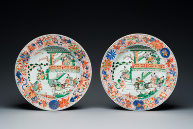 Paire de plats en porcelaine de Chine famille verte &agrave; d&eacute;cor de l'Emp&eacute;reur Yang, Kangxi