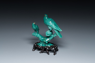A Chinese emerald green jadeite 'birds' group and a goldstone sculpture of Buddha, 19/20th C.