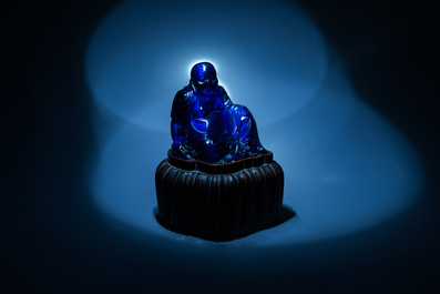 Bouddha rieur en verre bleu de P&eacute;kin assis sur un socle en bois, Chine, 19&egrave;me