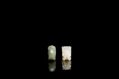 Deux boucles de ceintures sculpt&eacute;es en jade blanc et c&eacute;ladon, Chine, Qing