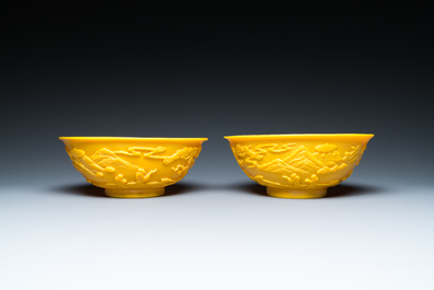Paire de bols en verre jaune de P&eacute;kin &agrave; d&eacute;cor de figures dans paysages montagneux, Chine, 19/20&egrave;me