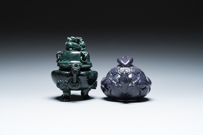 Twee Chinese wierookbranders met deksels in groene en blauwe goudsteen, 19/20e eeuw