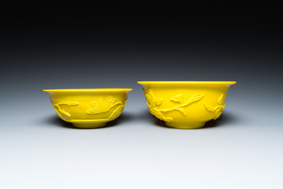 Twee Chinese kommen met reli&euml;fdecor in geel Peking glas, 19/20e eeuw