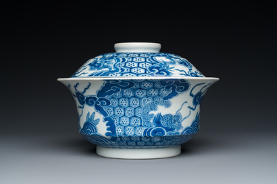 Bol couvert en porcelaine de Chine 'Bleu de Hue' pour le Vietnam, marque d'un dragon pour la p&eacute;riode Thiệu Trị (1840-1847)
