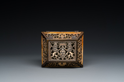 Coffret en os de morse r&eacute;ticul&eacute; aux montures en laiton, Kholmogory, Russie, 17&egrave;me