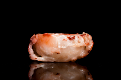 Lave-pinceaux en agate rose sculpt&eacute;e figurant un chilong, Chine, Qing