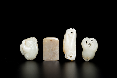 Vier Chinese snijwerken in witte en celadon jade, Qing/Republiek
